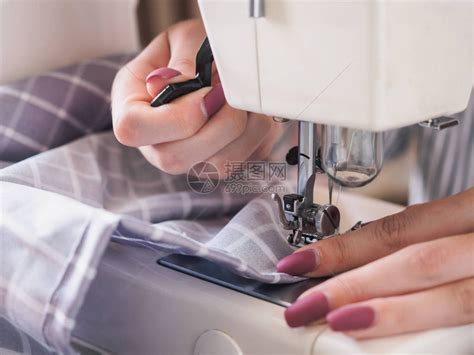 女孩正在用纺织餐巾在缝纫机上工作高清图片下载-正版图片502592001-摄图网