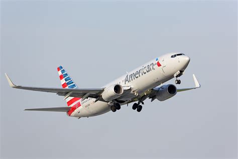 Caught On Video: American Airlines Boeing 737 Bursts Tires During ...