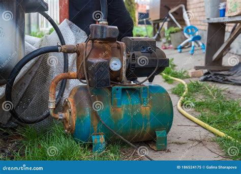 花园里的旧水泵 库存图片. 图片 包括有 入口, 对象, 实施, 生锈, 工作, 螺丝, 工厂, 行业 - 186524175