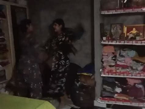 Hapur's Thar YouTuber Vanshika assaults her mother Pushes her pulls ...