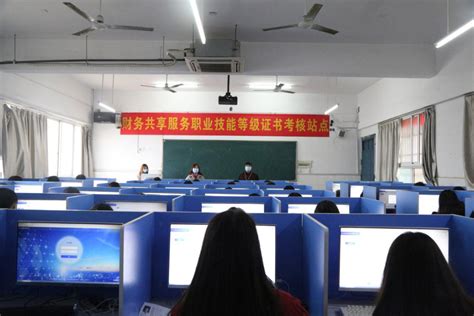 荆州电视台走进创业学校报道学校就业培训