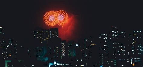 Music with Exploding Firework Sounds 的图像结果