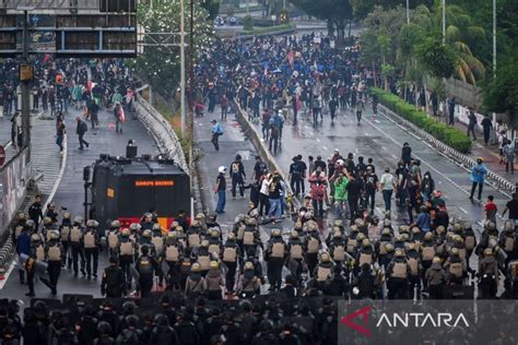 https://cdn.antaranews.com/cache/1200x800/2025/08/28/Aksi-28-Agustus-2025-280825-RIV-6.jpg
