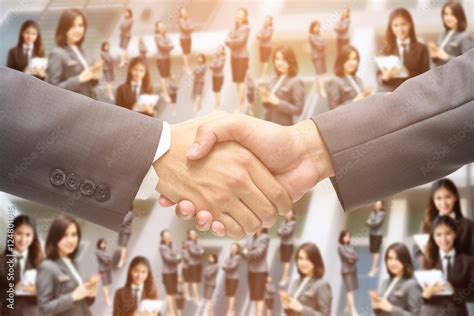 Business Man Shaking Hands 的图像结果