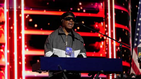 Is Stevie Wonder Blind? Singer's DNC 2024 Performance Sparks ...
