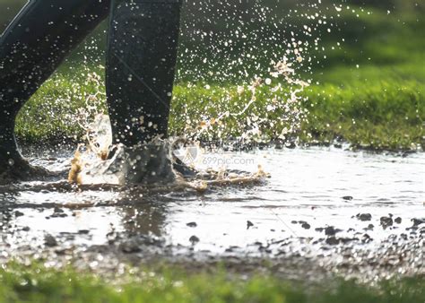 穿橡胶靴的人站在泥泞的水坑里高清图片下载-正版图片505936585-摄图网