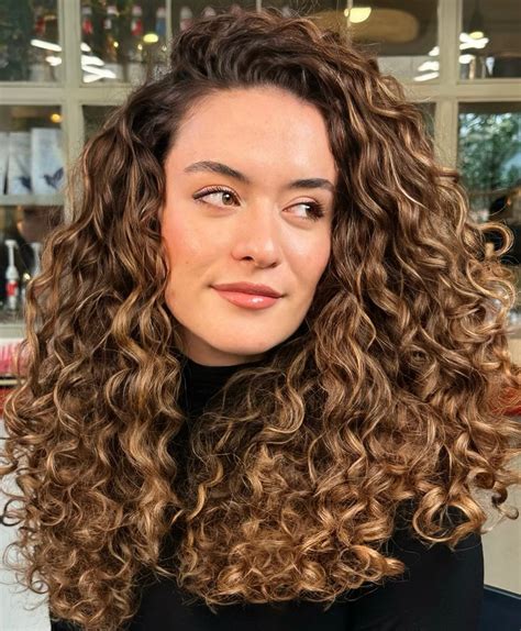 60 Styles and Cuts for Naturally Curly Hair in 2025