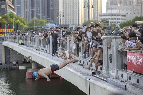 天津大爷海河跳水成网红景点 当地：海河禁止跳水、游泳 已组织巡逻和劝导_狮子林桥