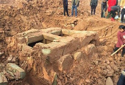 继40多座古墓被挖出后 郑州常庄水库西岸再现73座古墓