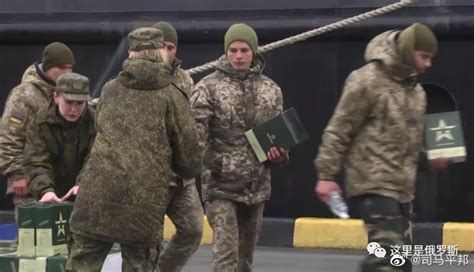 俄军女兵正在给自愿放下武器的乌军士兵发放补给……__财经头条