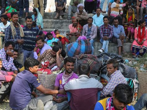 Hundreds Of Poor Migrant Workers Flee Kashmir Valley After Spate Of ...