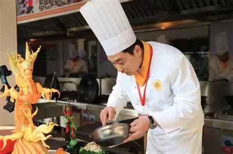 学厨师学校学费——在长沙新东方烹饪学校学习一年费用多少钱？_长沙新东方烹饪学校