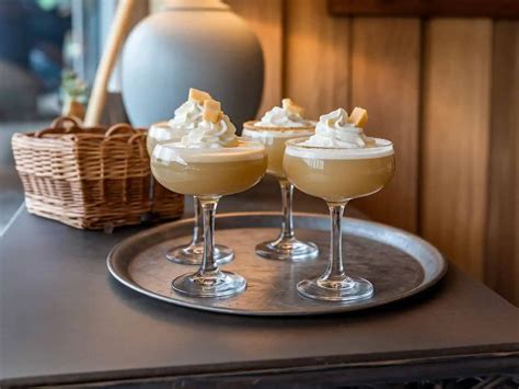 7 Gorgeous Edible Flower Garnishes for Cocktails – Mix That Drink