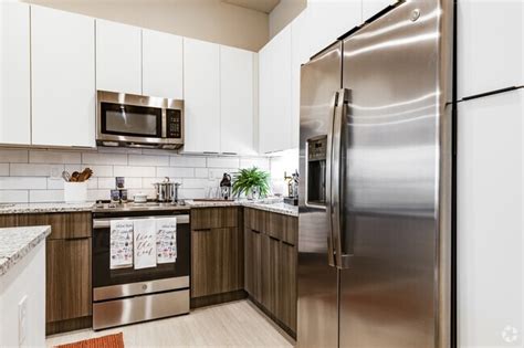 Mirrorton Apartments Off-Campus Housing, Lakeland, FL