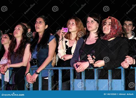 Concert Fans 的图像结果