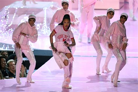 Rihanna's MTV VMA 2016 Performances Were Amazing in Every Way | Glamour