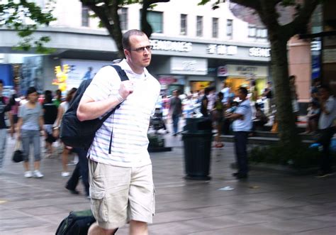 【行走在南京路上的外国人摄影图片】人像摄影_太平洋电脑网摄影部落