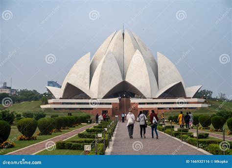 Tourists Visit the Lotus Temple, a Bahai House of Worship Editorial ...