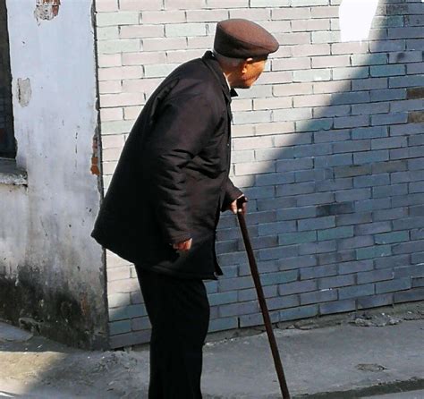 97岁大爷拄拐杖走路3小时为75岁女儿庆生，女儿亲手下厨感动全场 - 哔哩哔哩
