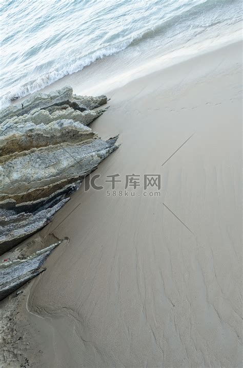 在岩石、沙子和水之间高清摄影大图-千库网