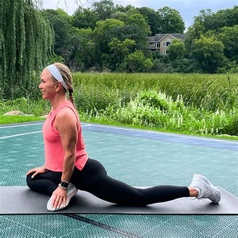 Best 8 Leg Stretches For Tight Leg Muscles