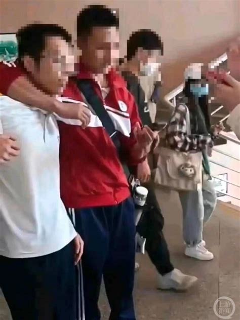 桂林高校男生偷拍女生裙底被通报留校察看，当地派出所：确有此事_新浪新闻