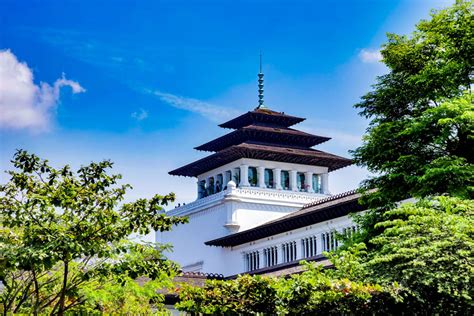 V100 Listen Live - 100.1 MHz FM, Holton, United States | Online Radio Box