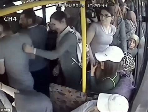 男子公交猥亵女子遭殴打_新浪图片