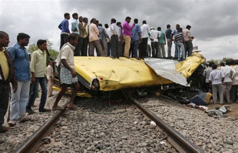 印度一列火车与校车相撞 致12名儿童死亡[1]- 中国日报网_新浪新闻