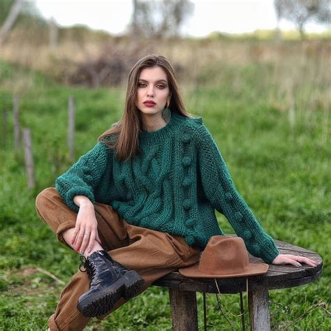 15 Outfits With Emerald Green Sweaters - Styleoholic