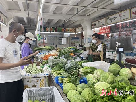 兰州丨超市商品齐全，消费者购物有序_北京华联超市_国芳_蔬菜