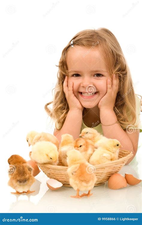 愉快鸡的女孩她一点 库存照片. 图片 包括有 少许, 逗人喜爱, 国内, 烧杯, 好奇, 小鸡, 生活, 白种人 - 9958866