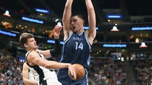 Zach Edey leaves Summer League game with injury after hot start