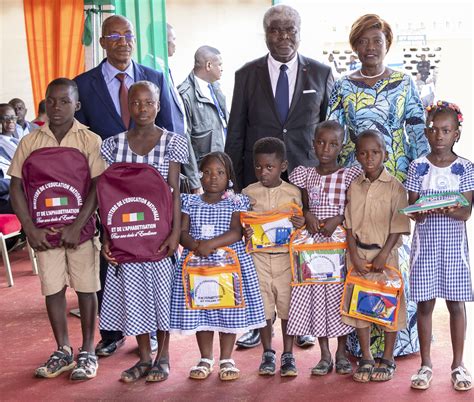 Distribution de kits et location de manuels scolaires - Abidjan.net Photos