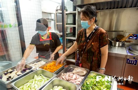 一份配餐之旅 济南15处中央厨房为学生供应午餐-新华网山东频道