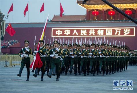 北京12万名群众观看国庆升旗(组图)-搜狐新闻