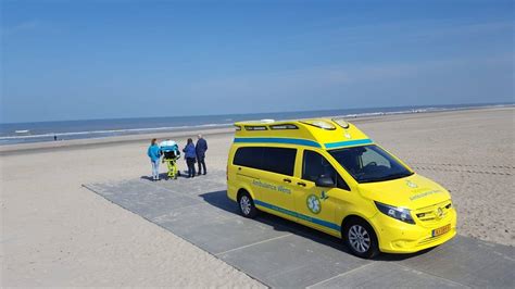 荷兰男子买救护车助绝症患者实现最终心愿：骑马、看海、回家 - 原创 - 海外网