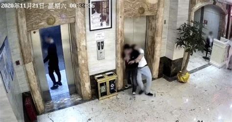 不忍直视！泉州一酒店：两男子抱成一团！双双坠入……