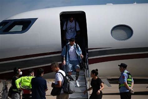 梅西众好友抵阿根廷！埃托奥普队哈维同框 12架私人飞机到达_足球新闻_海峡网