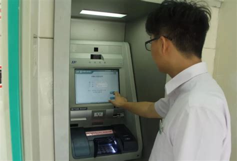 再见了ATM机？银行发布新规，除了存取款还有ATM机_腾讯新闻