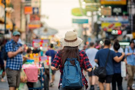 泰国曼谷晚上在考山路步行街散步和看望亚洲年轻旅行女背面高清图片下载-正版图片502635926-摄图网
