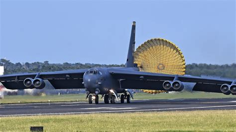 All hands on deck: Airmen respond to unexpected B-52 landing > Royal ...