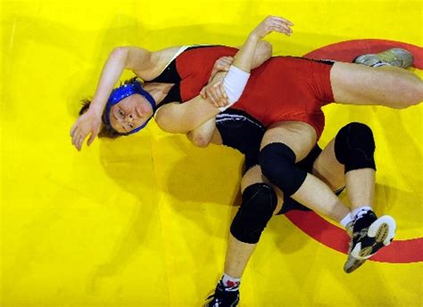 图文：09女子摔跤世界杯开战 美国马罗利斯获胜-搜狐体育