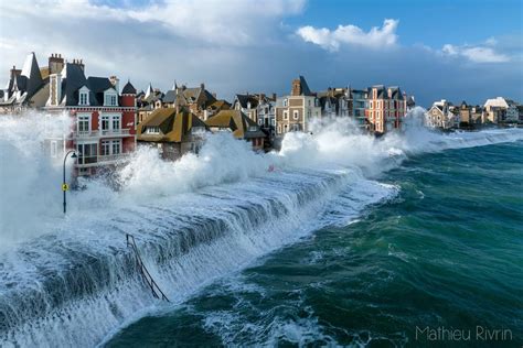 Le photographe Mathieu Rivrin en dédicaces à Quimper, Centre Commercial ...