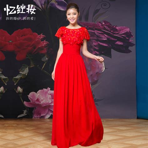 红色礼服的女人高清摄影大图-千库网