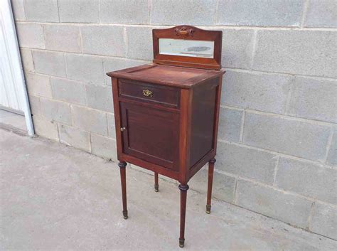 Mesilla de dormitorio antigua estilo modernista. Mesita de noche ...