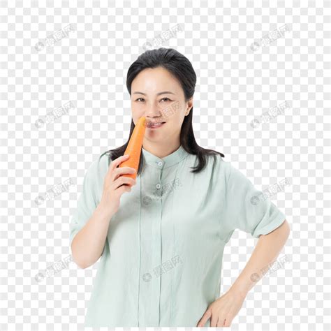 中年女性手拿胡萝卜元素素材下载-正版素材401630311-摄图网