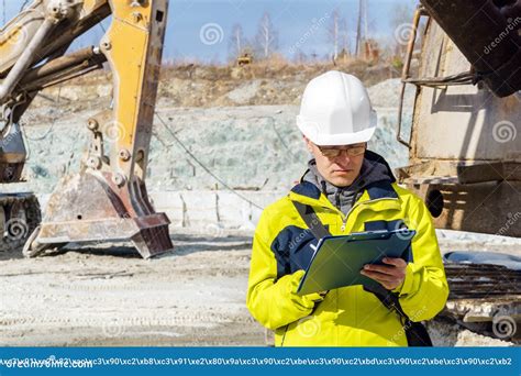 Man Geologist or Mining Engineer at Work Foto de Stock - Imagem de ...
