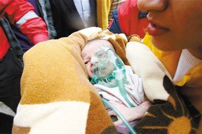 土耳其两周大女婴地震被埋47小时后获救(图) - 环球要闻 - 东南网