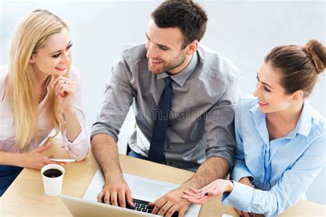 Business People Meeting Table 的图像结果